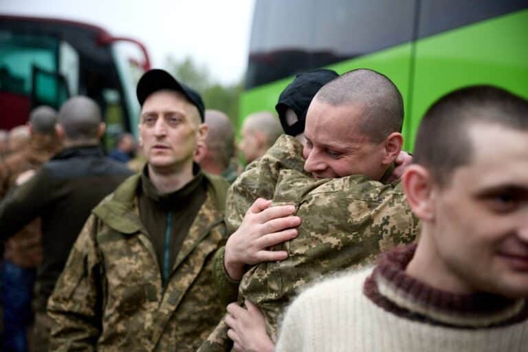 Україна та Росія провели перший етап “великого обміну” полоненими: на підконтрольну територію повернули 205 військових