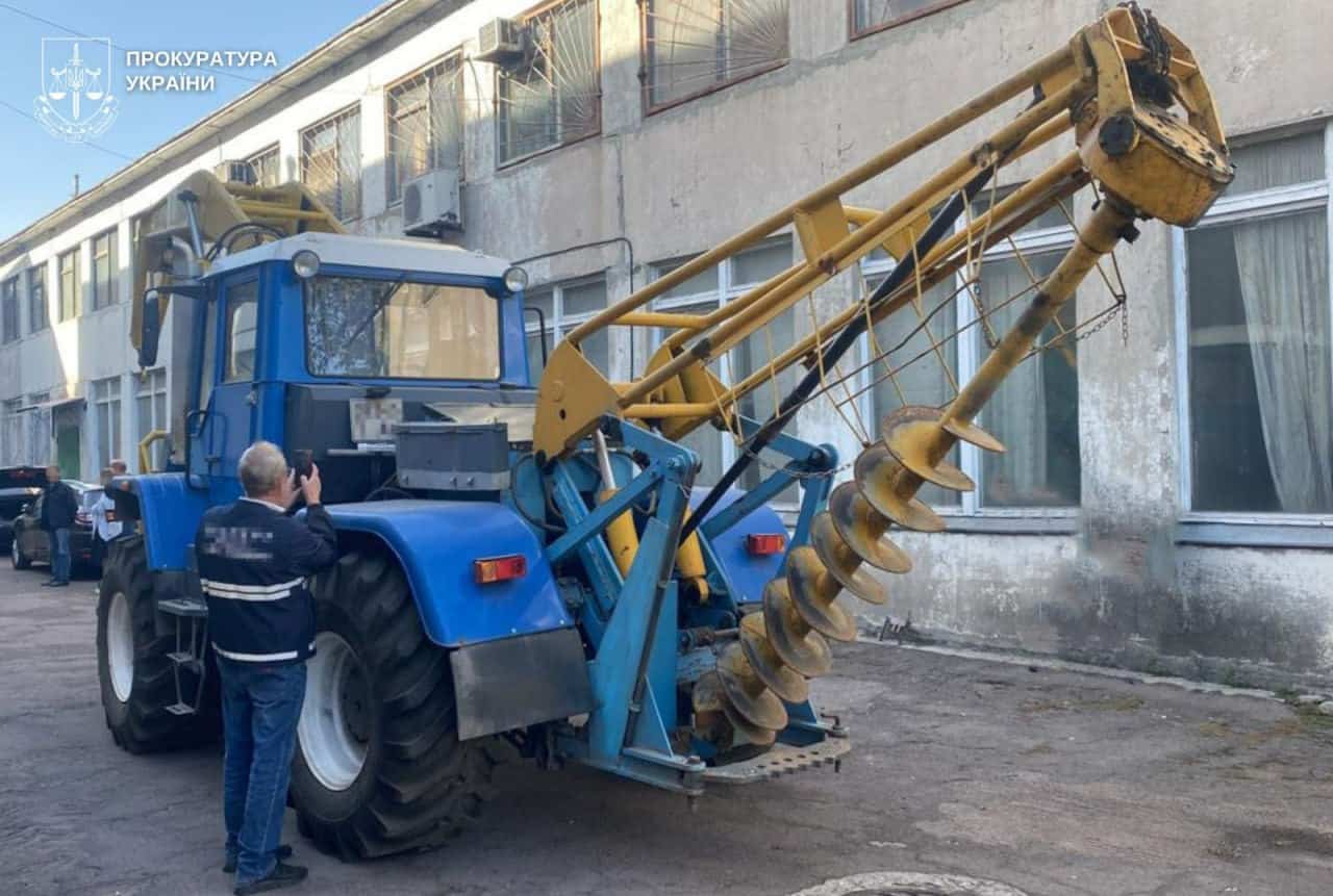 Експосадовця з Мирнограда підозрюють у розтраті 1,7 млн грн на фіктивний ремонт трактора: деталі справи