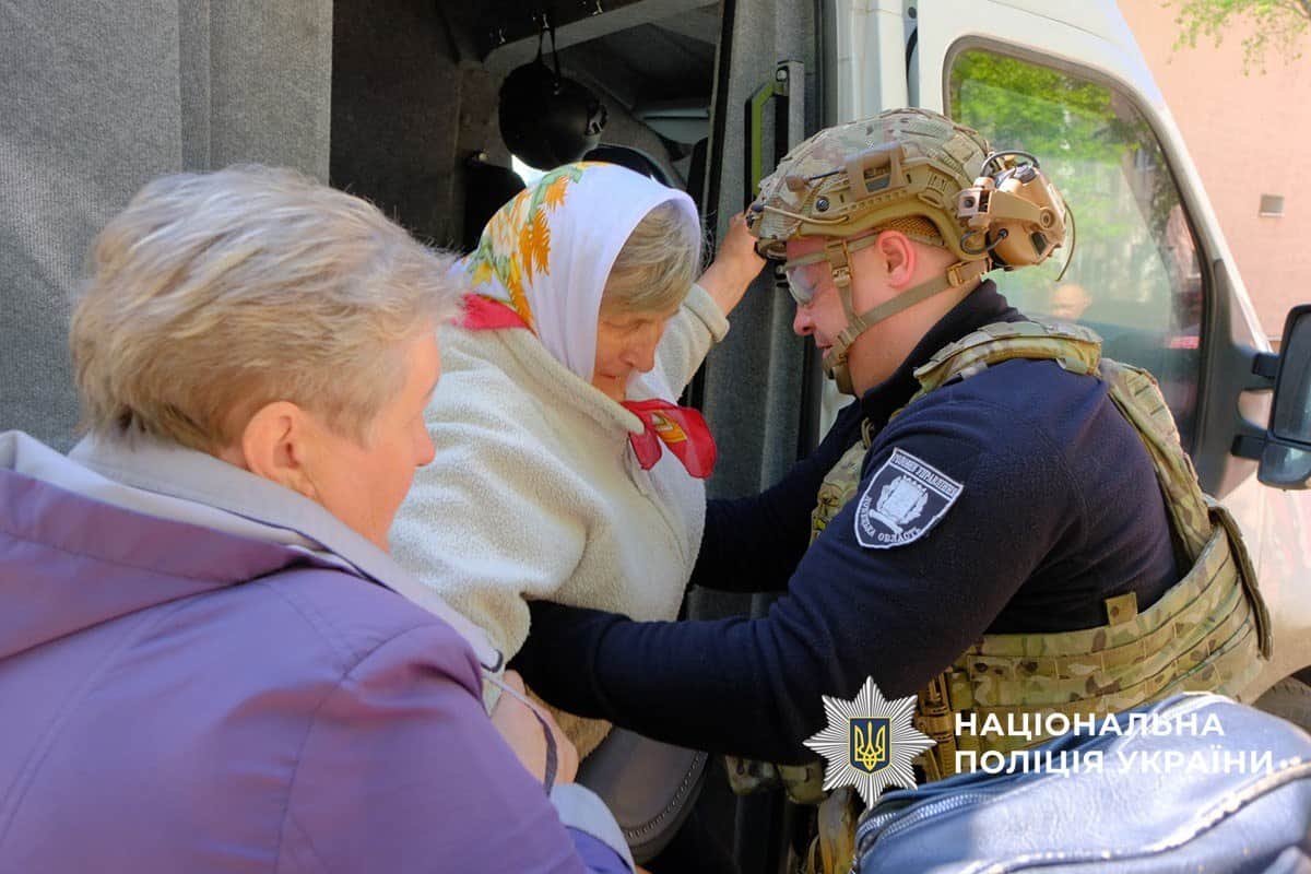 Жили під щоденними обстрілами: з Миколаївки евакуювали ще чотирьох людей, більшість з них — літні