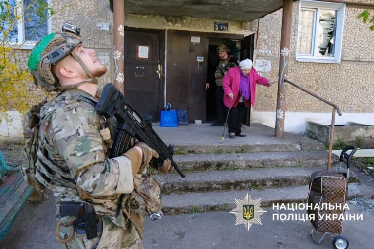 Жили под ежедневными обстрелами: из Николаевки эвакуировали еще четырех человек, большинство из них — пожилые