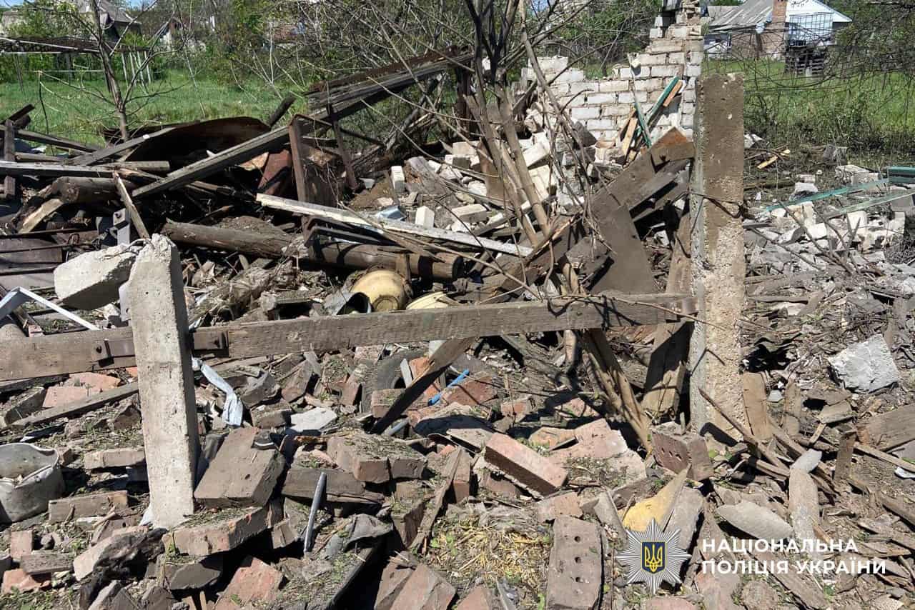 поліцейські та рятувальники працюють на місці обстрілу в Малотаранівці Донецької області, ліквідація наслідків удару