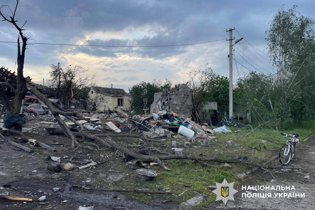 Рятувальники ДСНС евакуюють мешканців із багатоповерхівки після обстрілу Києва