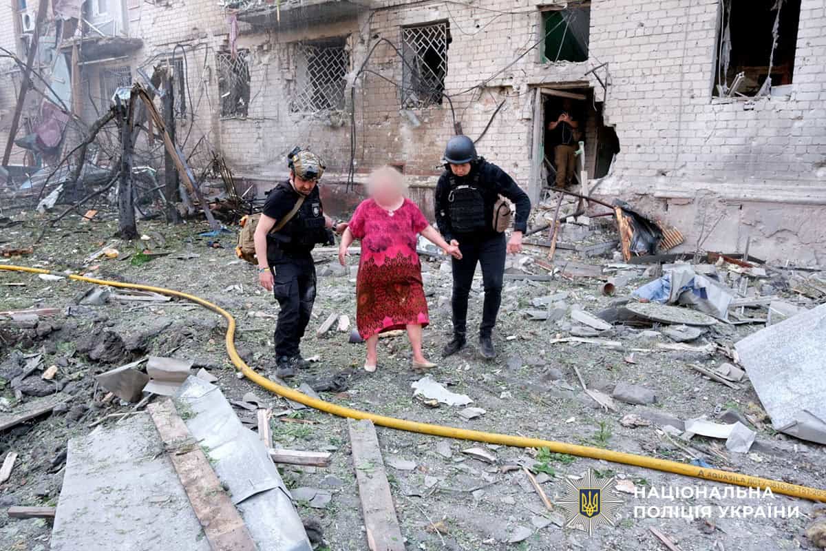 Наслідки російського удару авіабомбами по центру Краматорська — пошкоджені багатоповерхівки та автомобілі