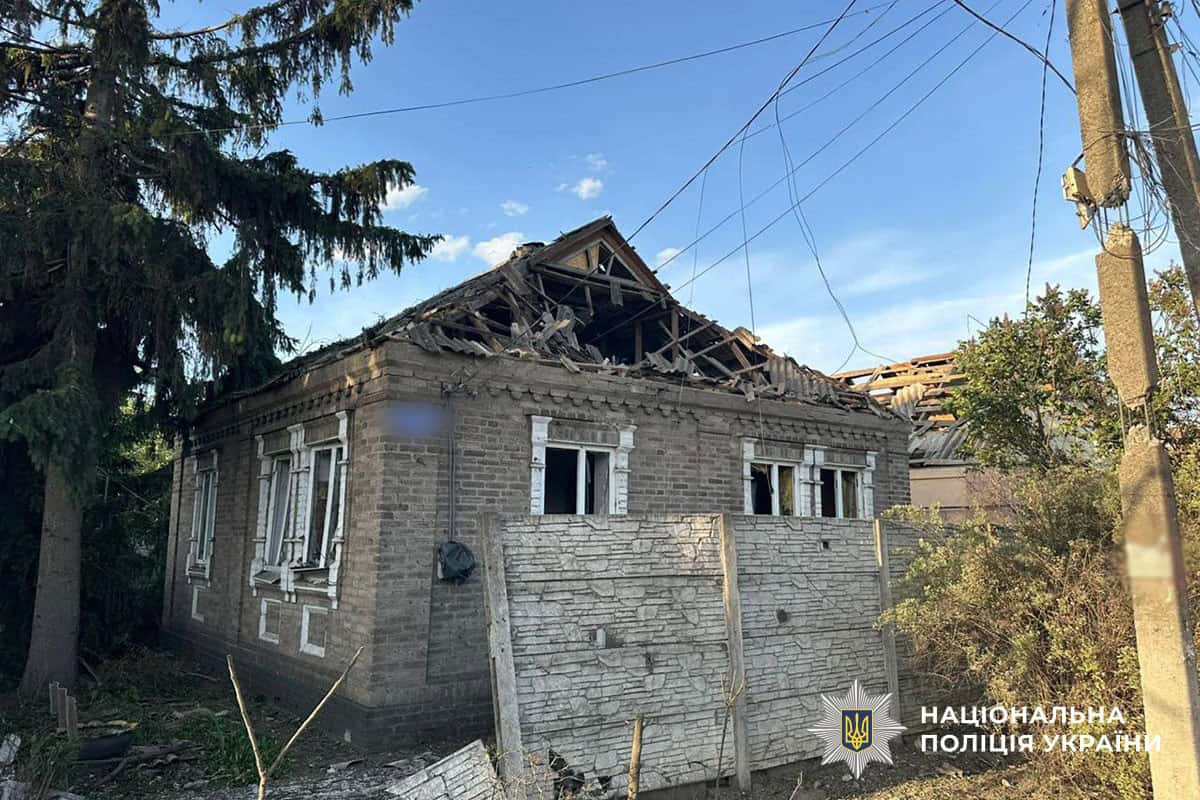 Рятувальники та поліція працюють на місці удару по Краматорську, де поранені дев’ятеро людей