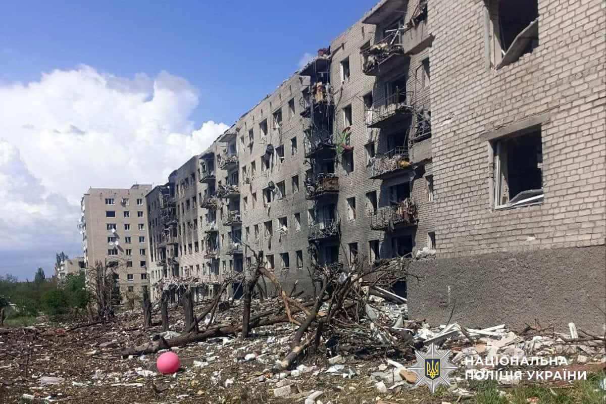 наслідки російського удару по Дружківці 17 травня 2026 року, пошкоджені багатоквартирні будинки та автомобіль