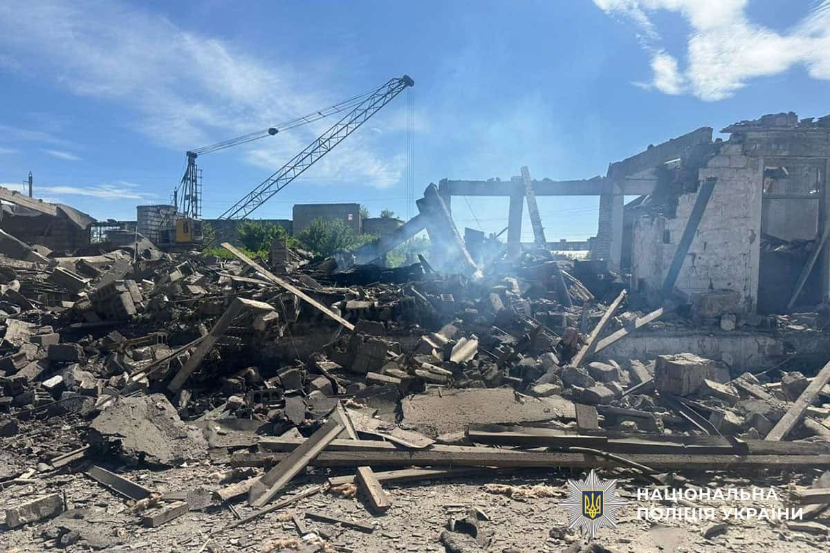 пошкоджені приватні та багатоквартирні будинки у Дружківці після російського обстрілу 21 травня