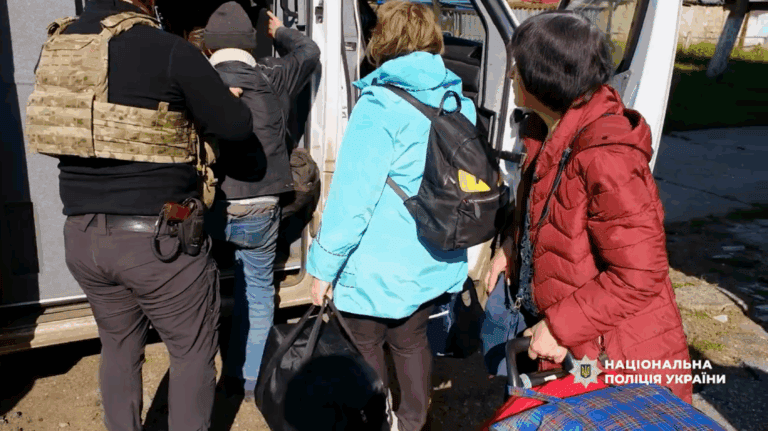 “КАБ під вікно прилетів”: з прифронтової Миколаївки евакуювали ще 25 людей