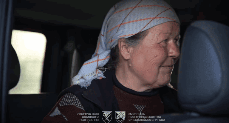 “Я під окупантами жити не буду”: українські військові евакуювали літню жінку із селища, яке за 15 кілометрів від Покровська