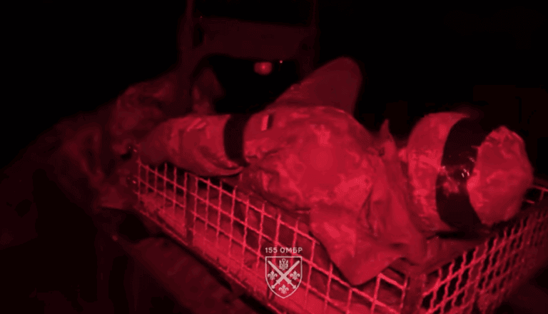Бійці 155 бригади евакуювали пораненого бійця з “кілзони” на Покровському напрямку за допомогою роботів