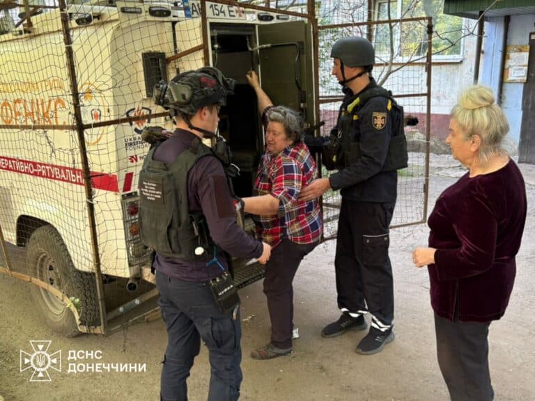 Із прифронтових сіл Святогірської громади евакуювали сімох жителів, серед них — літні люди