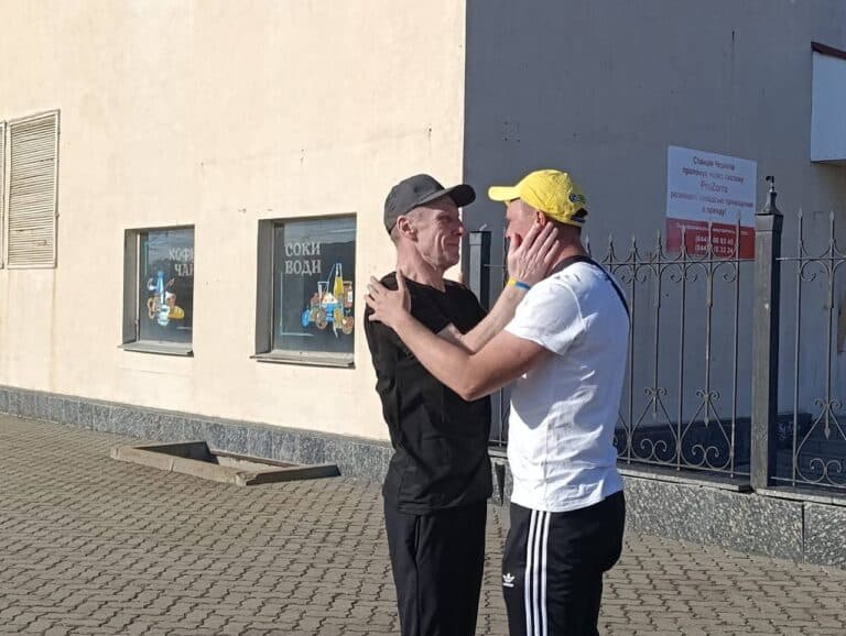 З полону повернули працівника Донецької залізниці Євгена Реброва: удома на нього чекав син