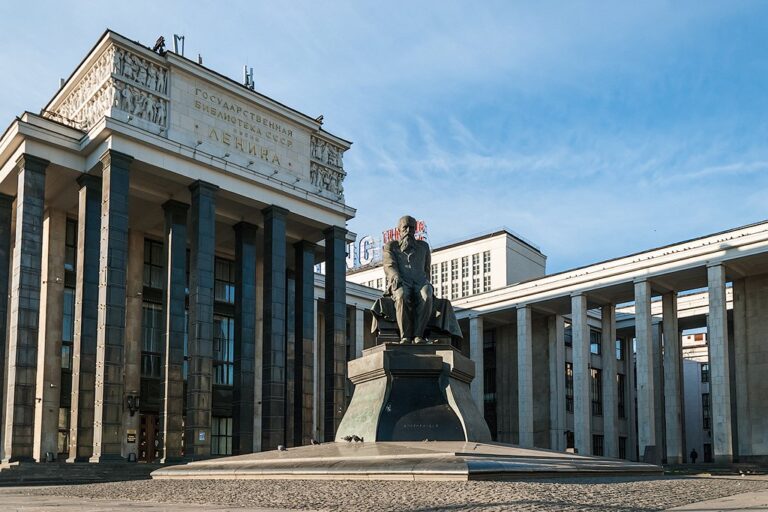 Росія вивезла понад 18 000 українських книг до спецсховища московської бібліотеки: їх вважають “русофобними” та вивчатимуть