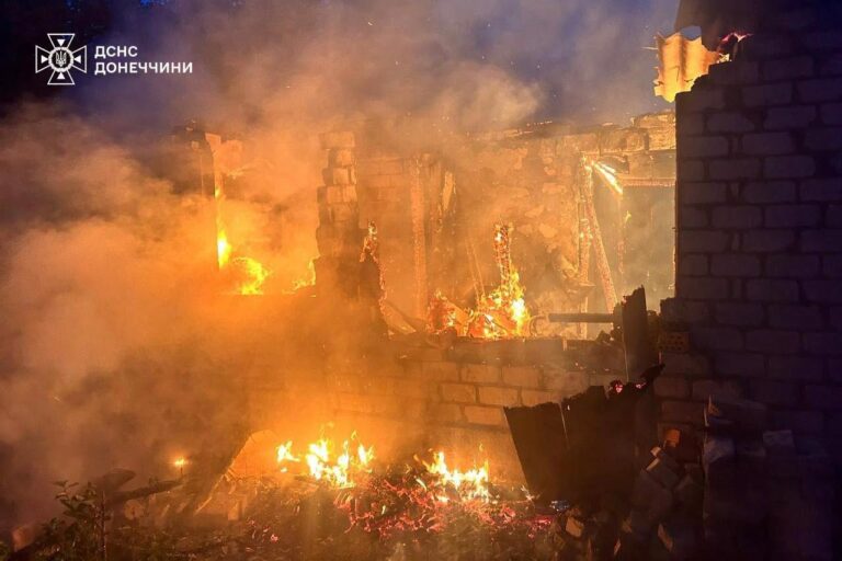 В Краматорске во время пожара в частном доме погибли два человека