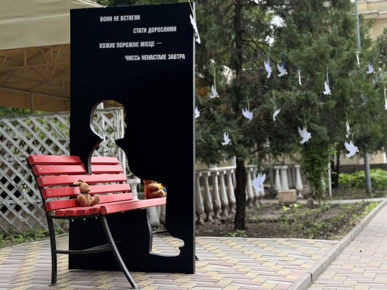 У Краматорську встановили інсталяцію до Дня пам’яті дітей, які загинули внаслідок російської агресії