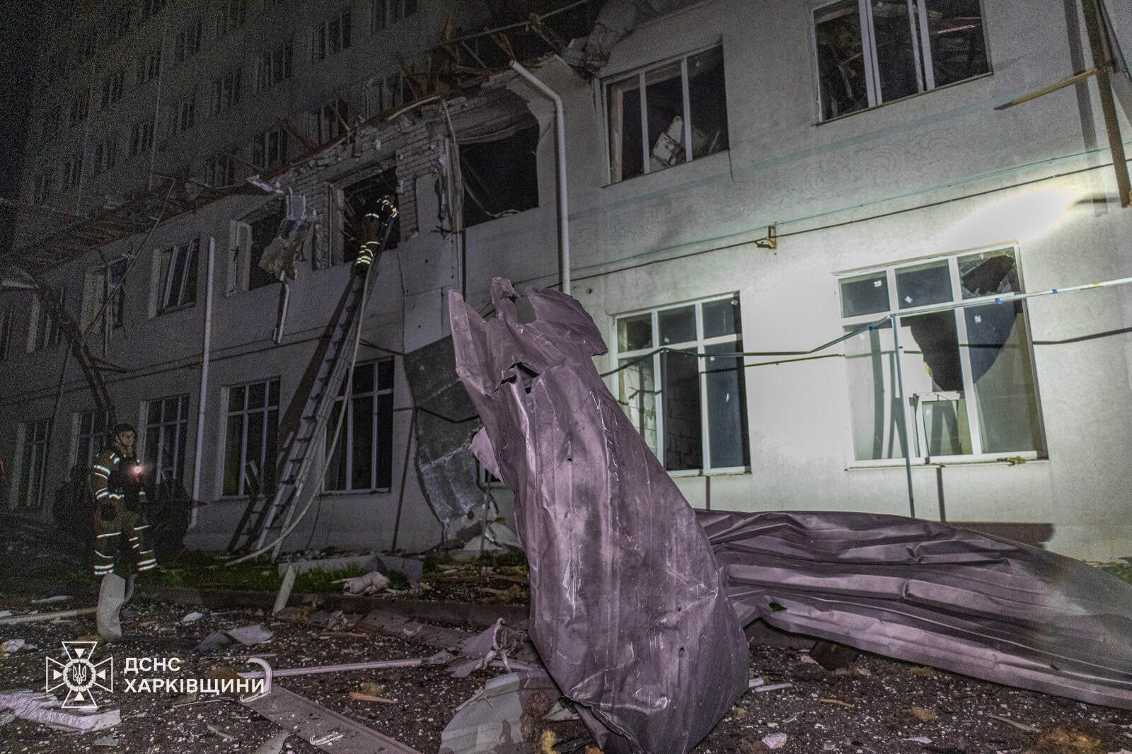 Наслідки російського удару по Харкову 2 червня: рятувальники працюють на місці влучання