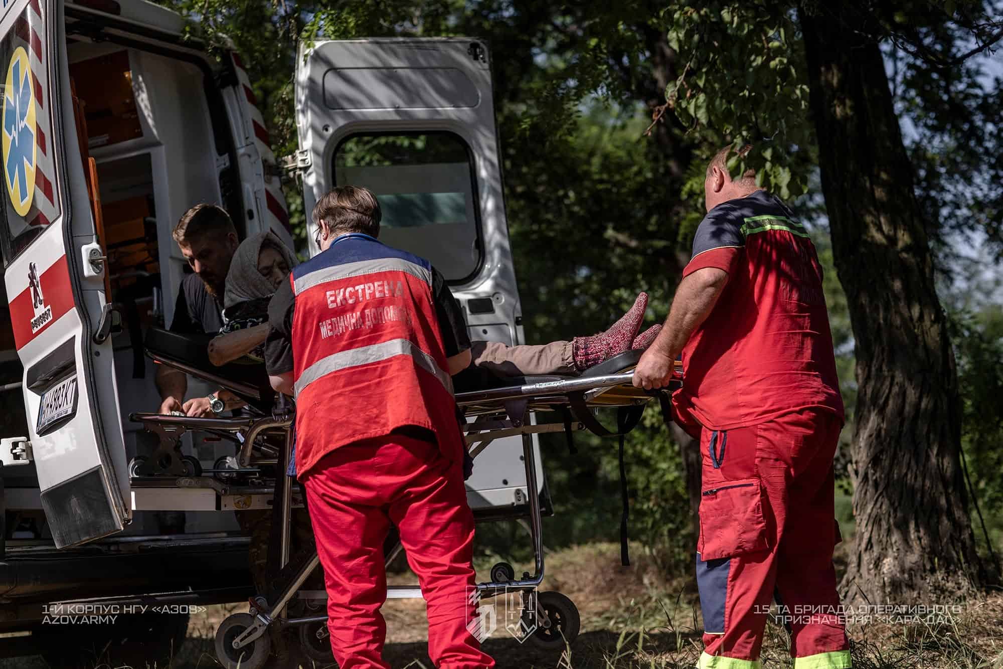 Жінка під завалами будинку після авіаудару по Добропіллю на Донеччині