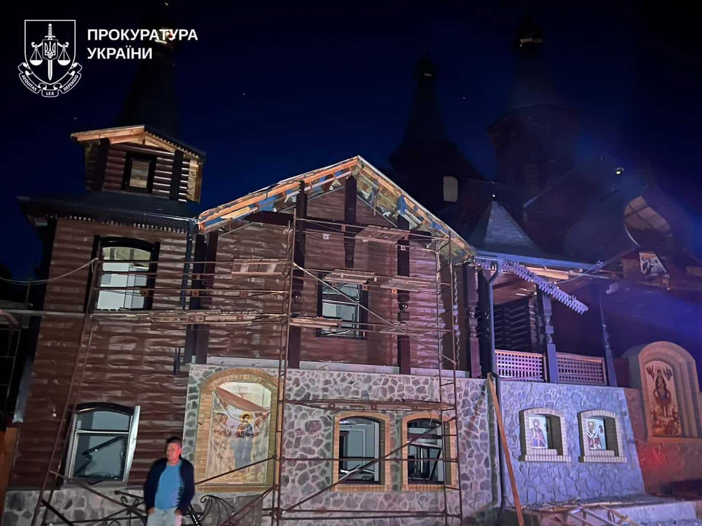 Рятувальники та правоохоронці працюють на місці російського удару по Чугуєву, де загинула вагітна жінка та постраждали цивільні