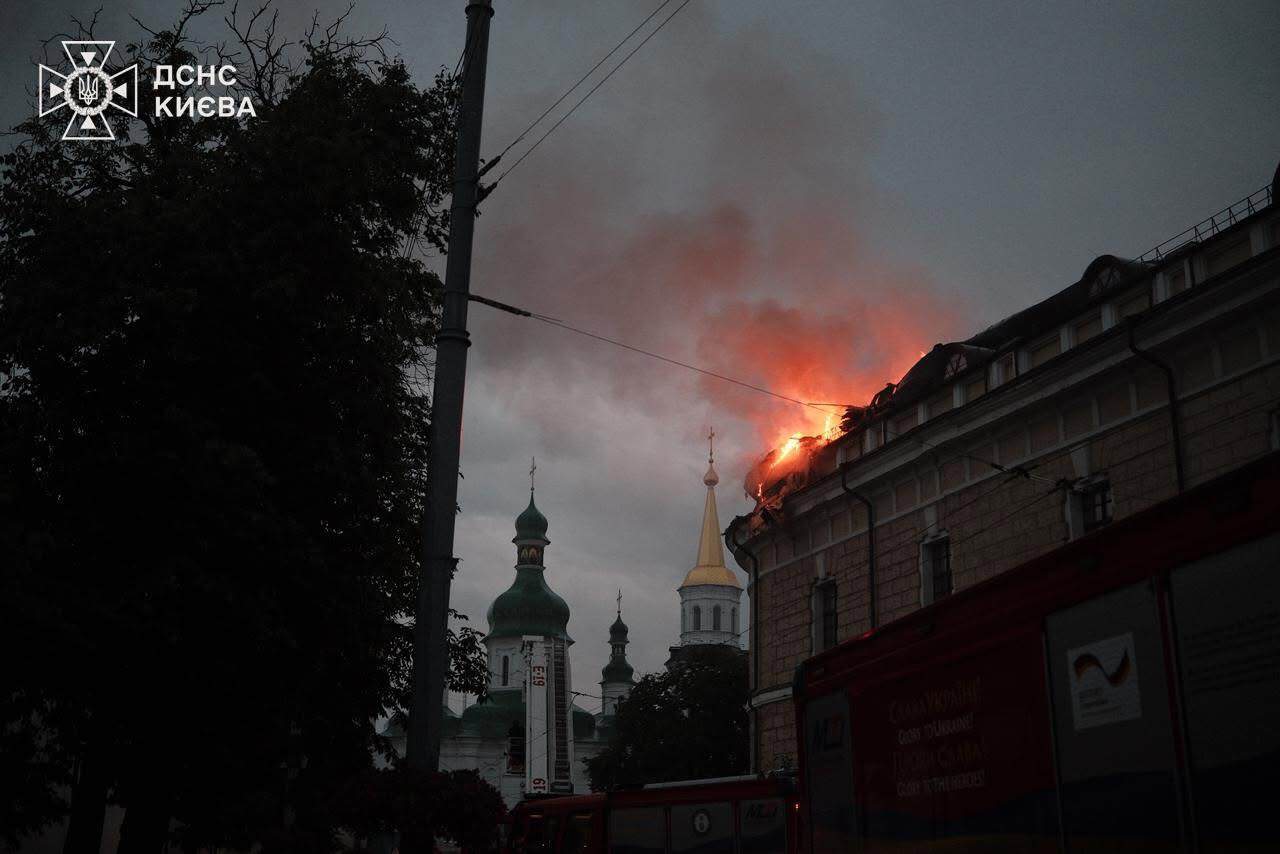 последствия падения обломков в районах Киева после ночной атаки