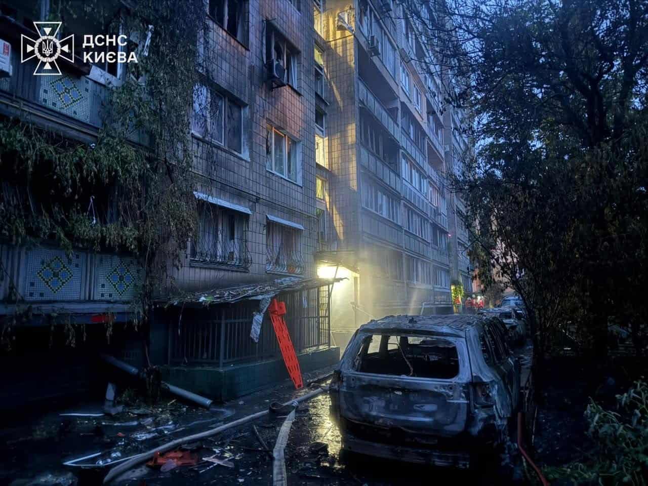 спасатели тушат пожар после атаки на Киев