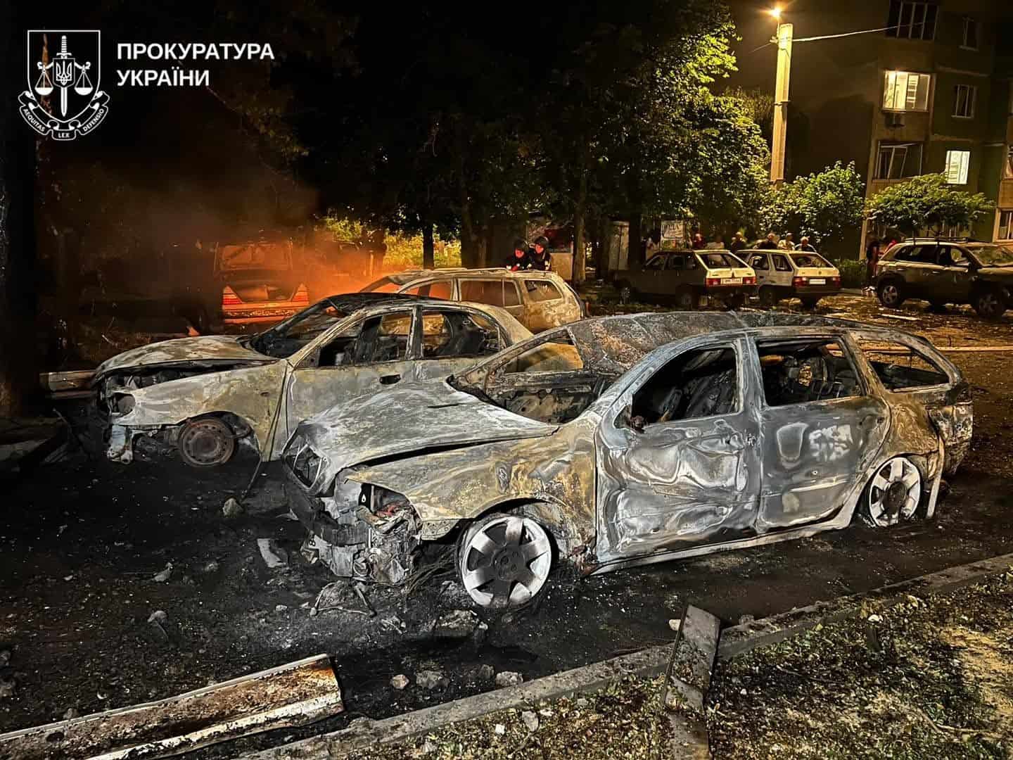 Наслідки ракетної атаки на Чугуїв Харківської області — зруйновані будинки, автомобілі та магазини, загинули троє людей