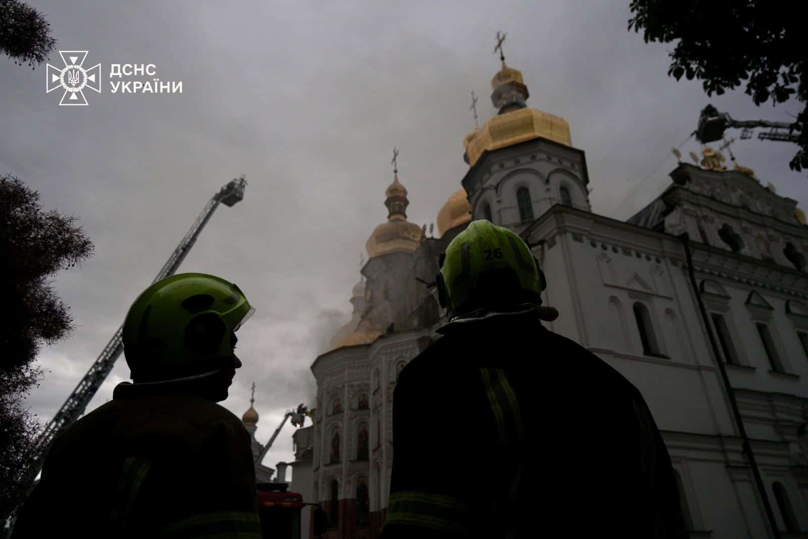 пожар на территории Киево-Печерской лавры после российского удара