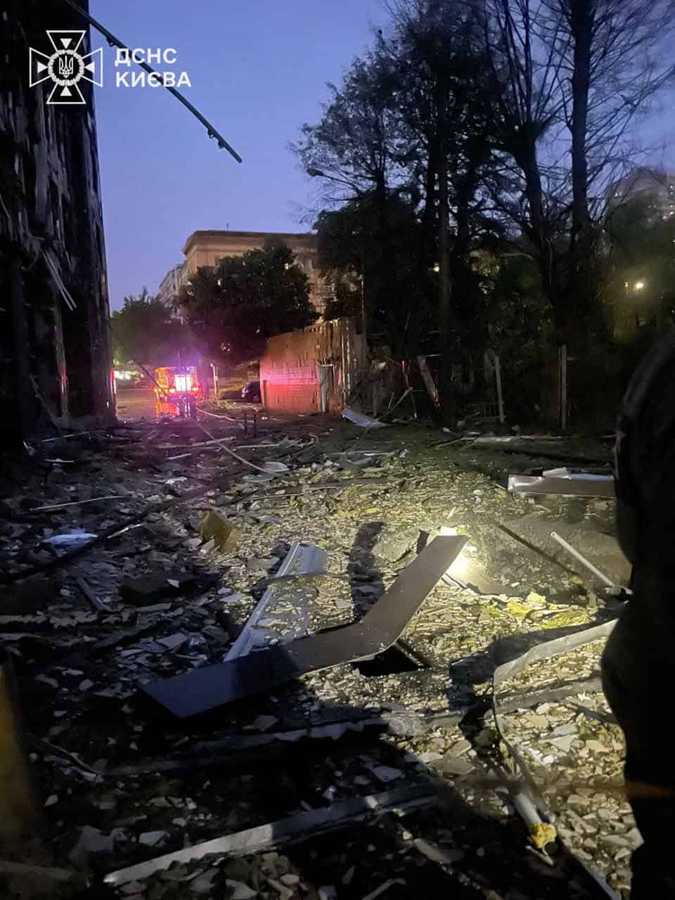 поврежденный жилой дом в Киеве после российского обстрела