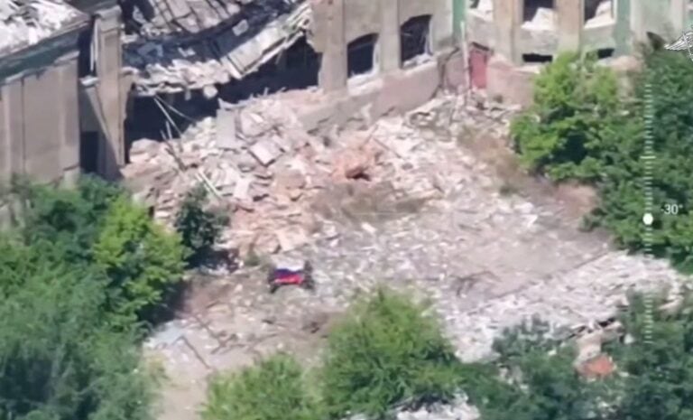 Российские захватчики снялись с флагом возле городского совета в Константиновке: что известно