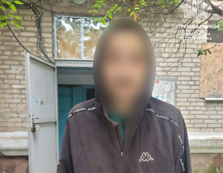 В Славянске патрульные задержали мужчину, который проник в чужую квартиру: оказалось, что он в розыске