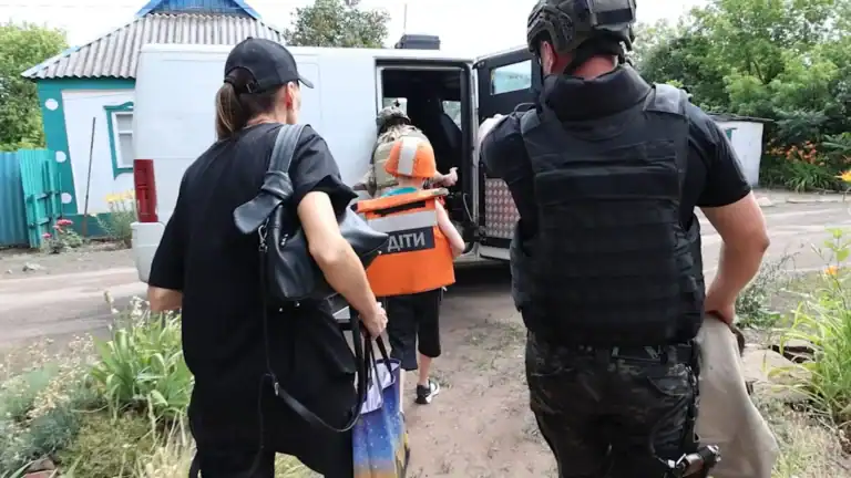 Понад 600 дітей опинилися у зоні примусової евакуації Донецької області на тлі її розширення: де найбільше