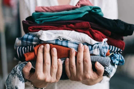 У Дніпрі роздаватимуть новий одяг та взуття для ВПО з дітьми з Покровської громади: як отримати