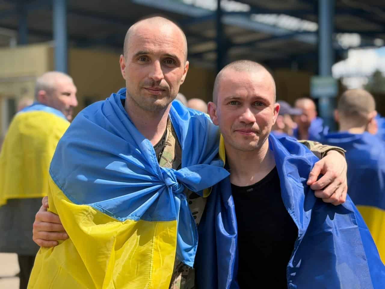 Зустріч звільнених українських військових після повернення з російського полону