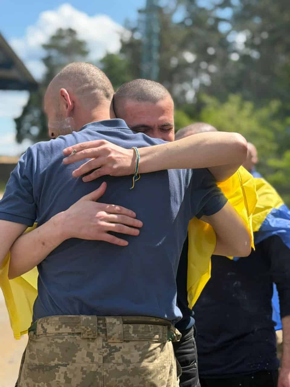 Звільнені військовослужбовці ЗСУ, Нацгвардії та ДПСУ після чергового етапу обміну полоненими
