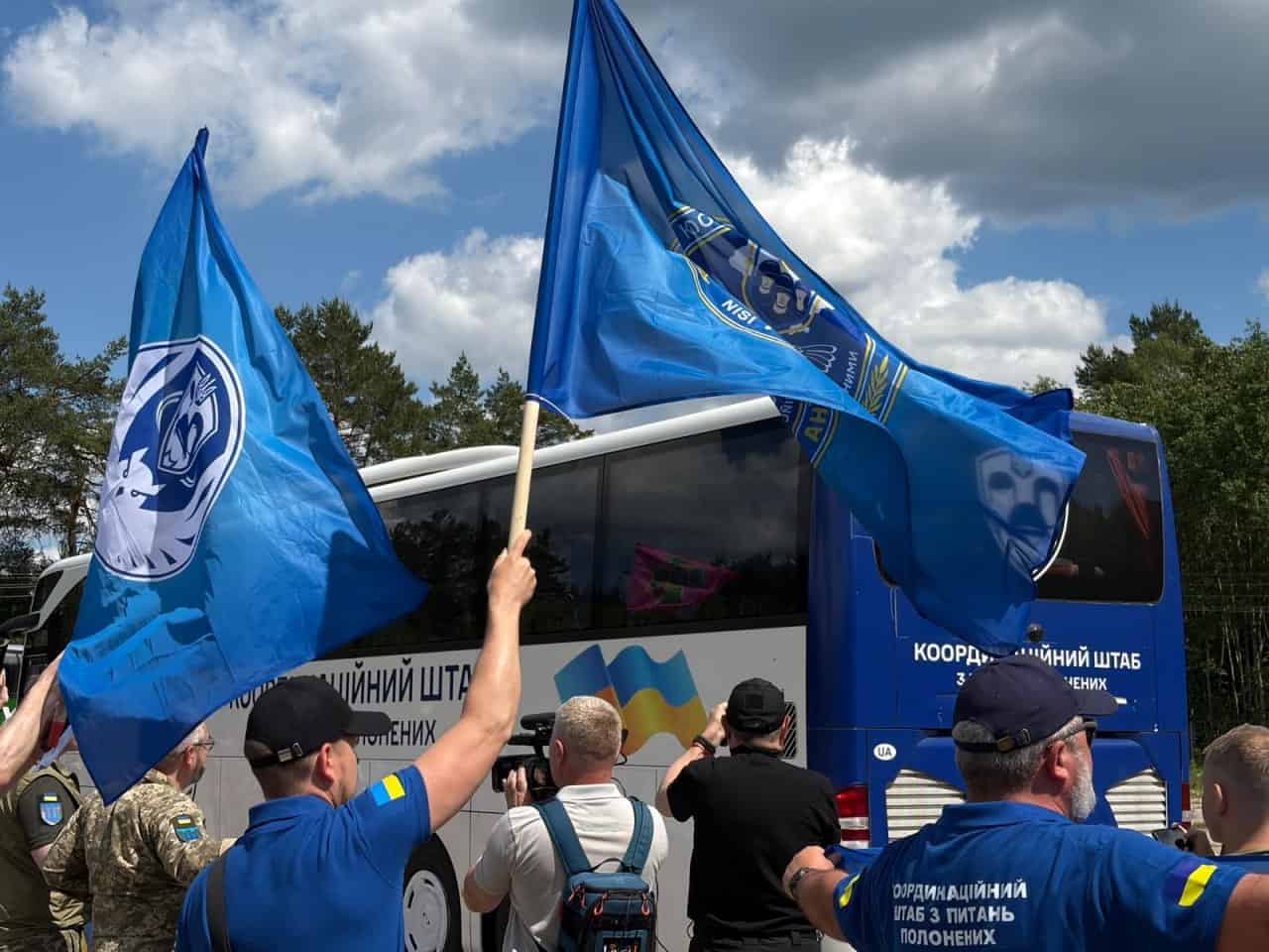 Українські оборонці після років російського полону повернулися на батьківщину