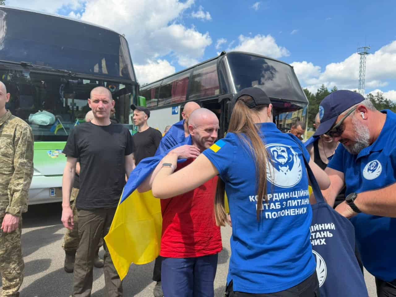 Українські військові, визволені з російського полону 5 червня 2026 року, повернулися додому
