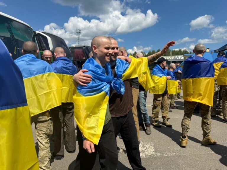 Украина и Россия провели новый этап «большого обмена»: домой вернули 185 защитников и одного гражданского