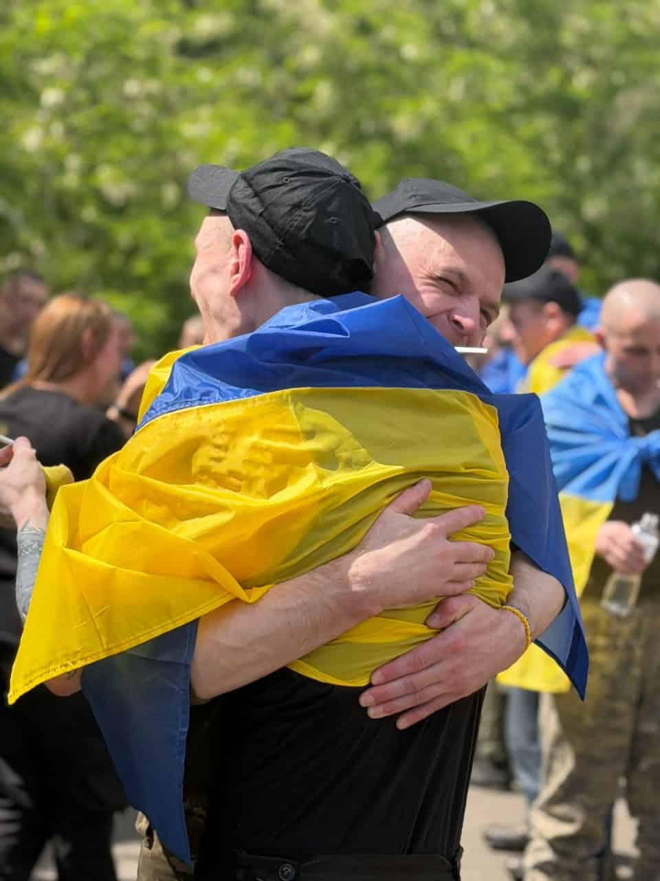 Звільнені з російського полону українські військові після другого етапу обміну 1000 на 1000