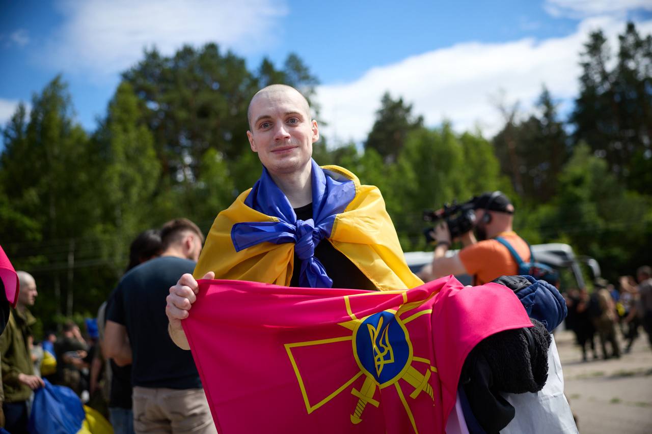 Звільнені з полону українські військові, серед яких оборонці Маріуполя та бійці “Азову”
