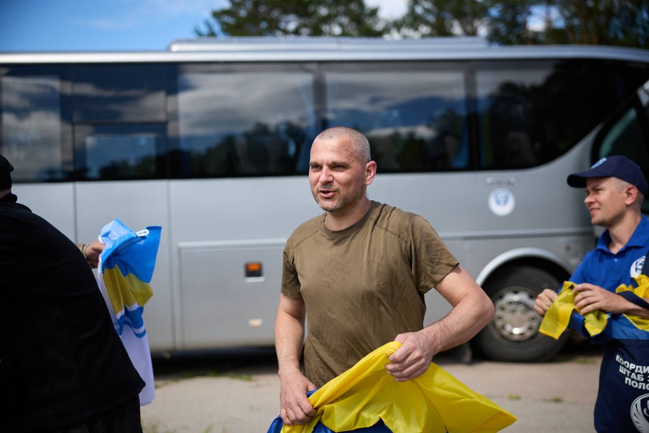 Звільнені військовополонені ЗСУ, Нацгвардії, Держспецтрансслужби та прикордонники після обміну з Росією