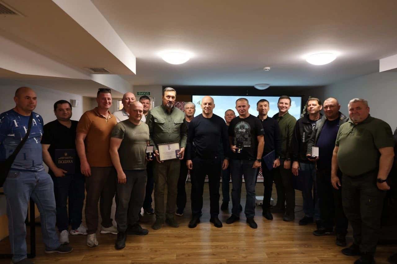 Начальнику Покровської РДА Колосову вручили відзнаку "За оборону України", у низки інших людей — обласні нагороди 