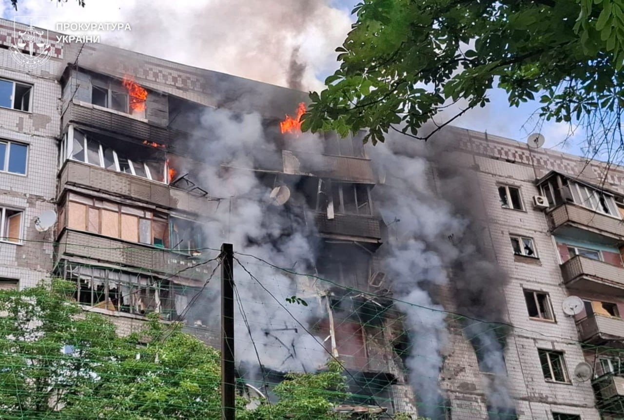 Росіяни вдарили по багатоповерхівці у Краматорську 16 червня: попередньо, є поранені