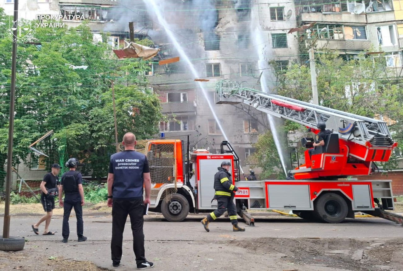 Росіяни вдарили по багатоповерхівці у Краматорську 16 червня: попередньо, є поранені