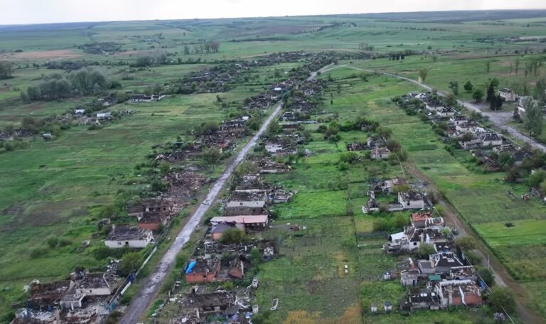 Зелені сади, руїни будинків та пошкоджені дахи: який вигляд має селище Райське Дружківської громади влітку 2026 року