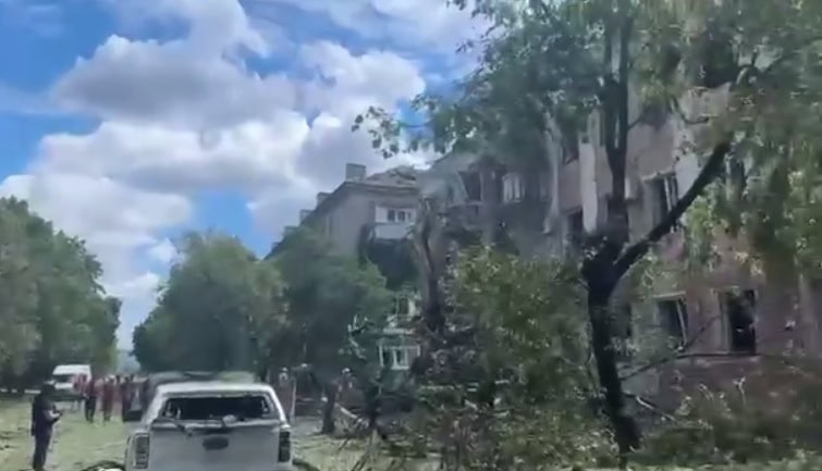 Троє жінок дістали поранень: росіяни вдарили КАБами по центру Слов’янська, пошкоджені десятки будинків