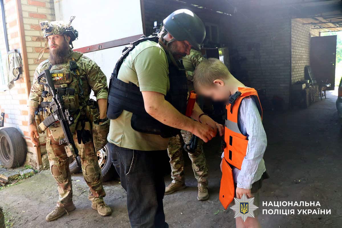 Поліцейські «Білі Янголи» допомагають матері та двом дітям евакуюватися із прифронтової околиці Слов’янська