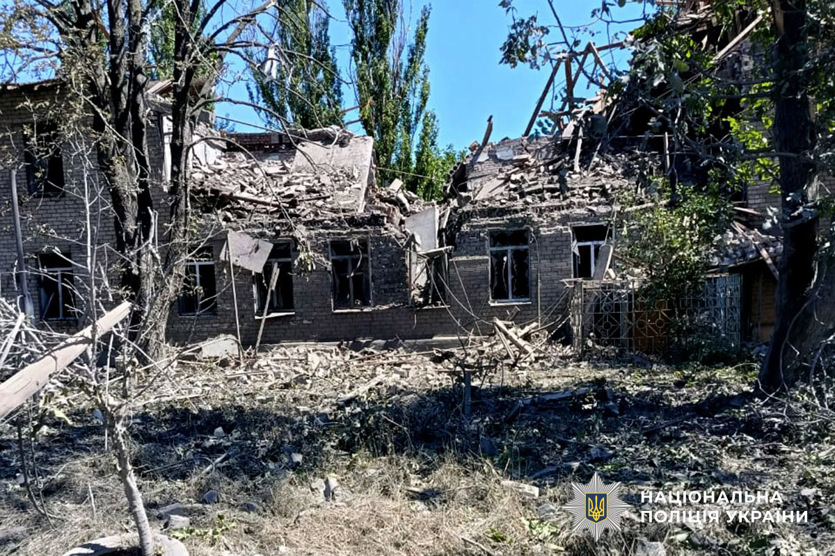наслідки обстрілу Дружківки, де пошкоджені приватні будинки, заклад освіти та комунальне підприємство