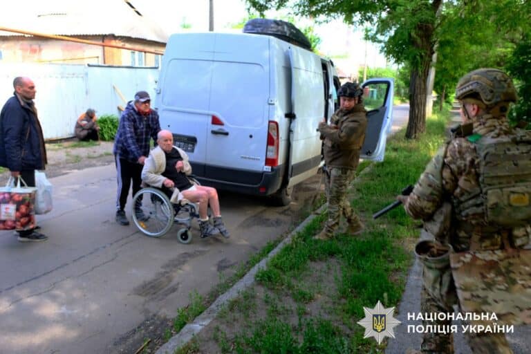 “Снаряд пробив будинок аж до підвалу”: із прифронтової Миколаївки евакуювали шістьох людей