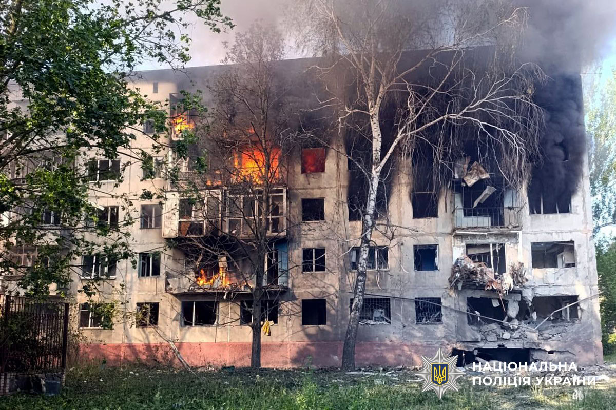 Пошкоджені багатоквартирні будинки у Дружківці після російських авіаударів 23 червня