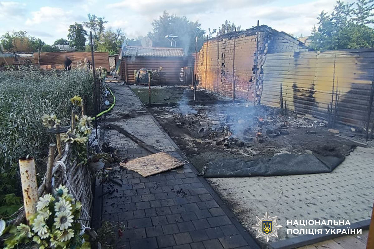 Пошкоджена будівля після російських ударів по Донецькій області 28 червня
