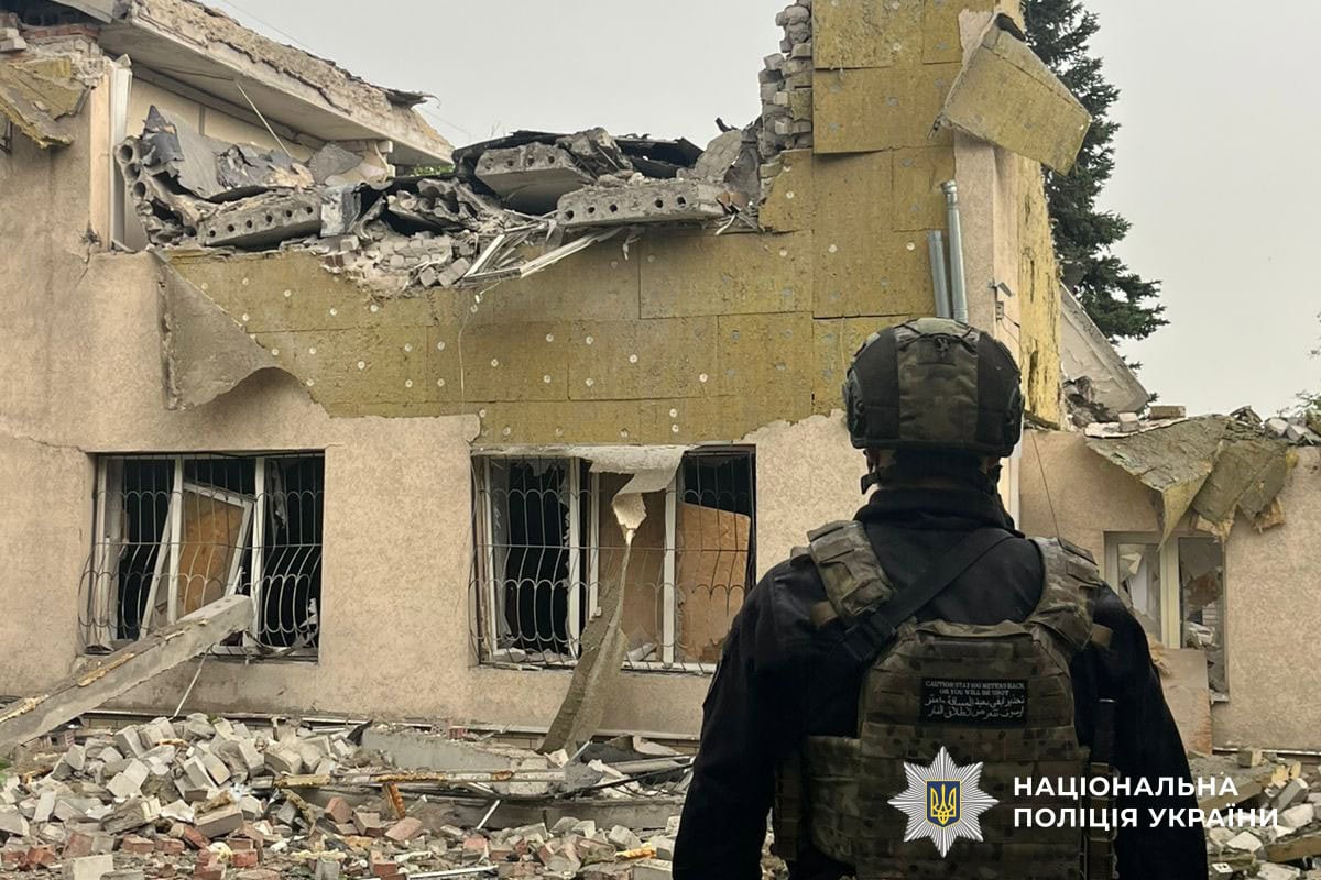 Рятувальники та поліція працюють на місці російського удару по Дружківці, де є загибла та поранений цивільний