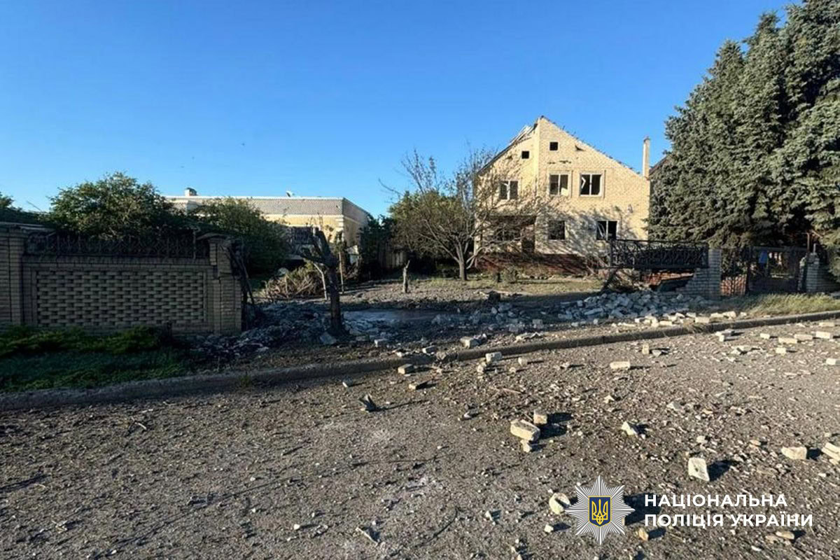 Пошкоджений багатоквартирний будинок у Краматорську після російської атаки авіабомбою та FPV-дронами
